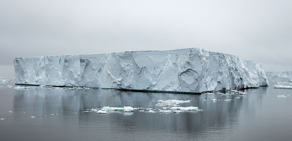 Antarctic Sound-2016-Iceberg 02.jpg