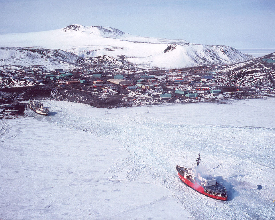 Glacier nearing the ice pier.jpg